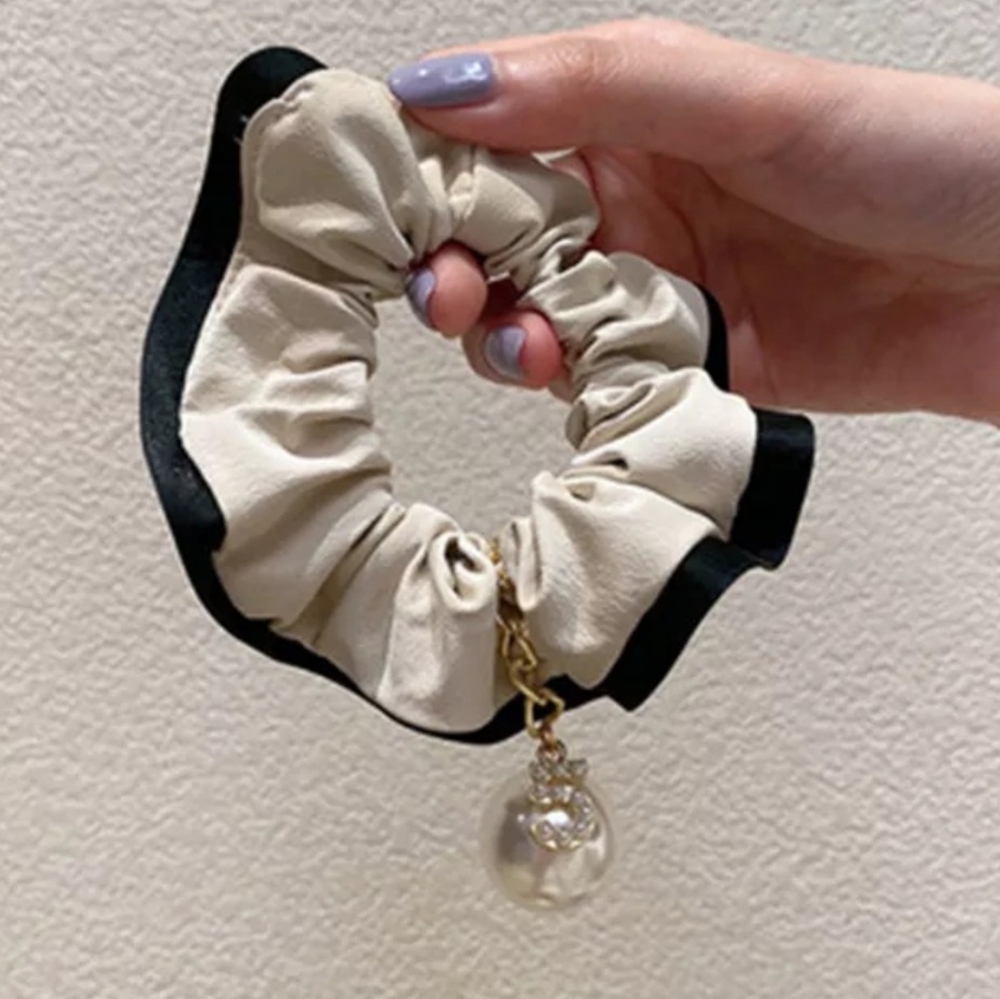 LEATHER CHARM ELASTIC BAND